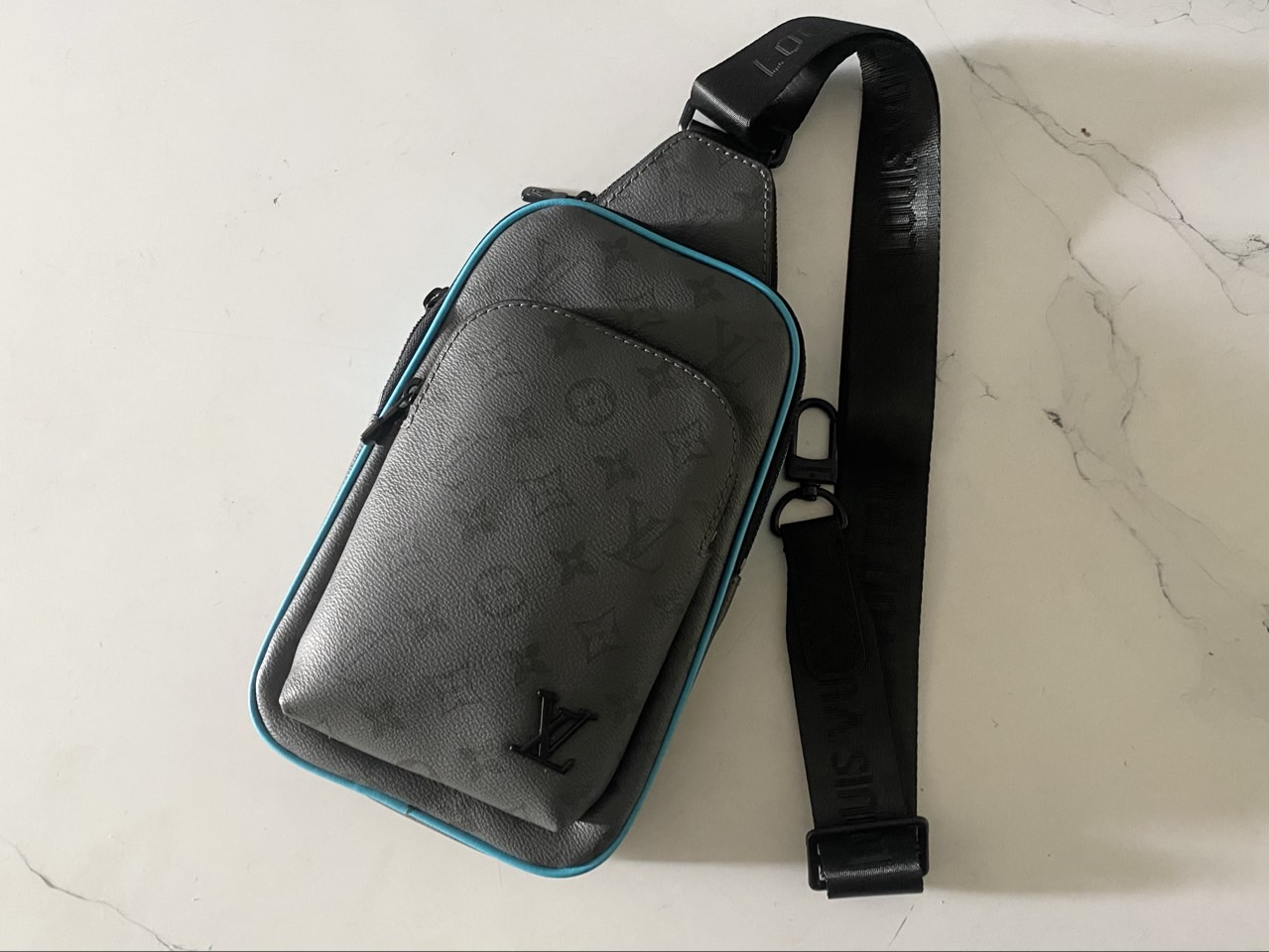 🚨루이비통 에비뉴 모노그램 이클립스 리버스 슬링백