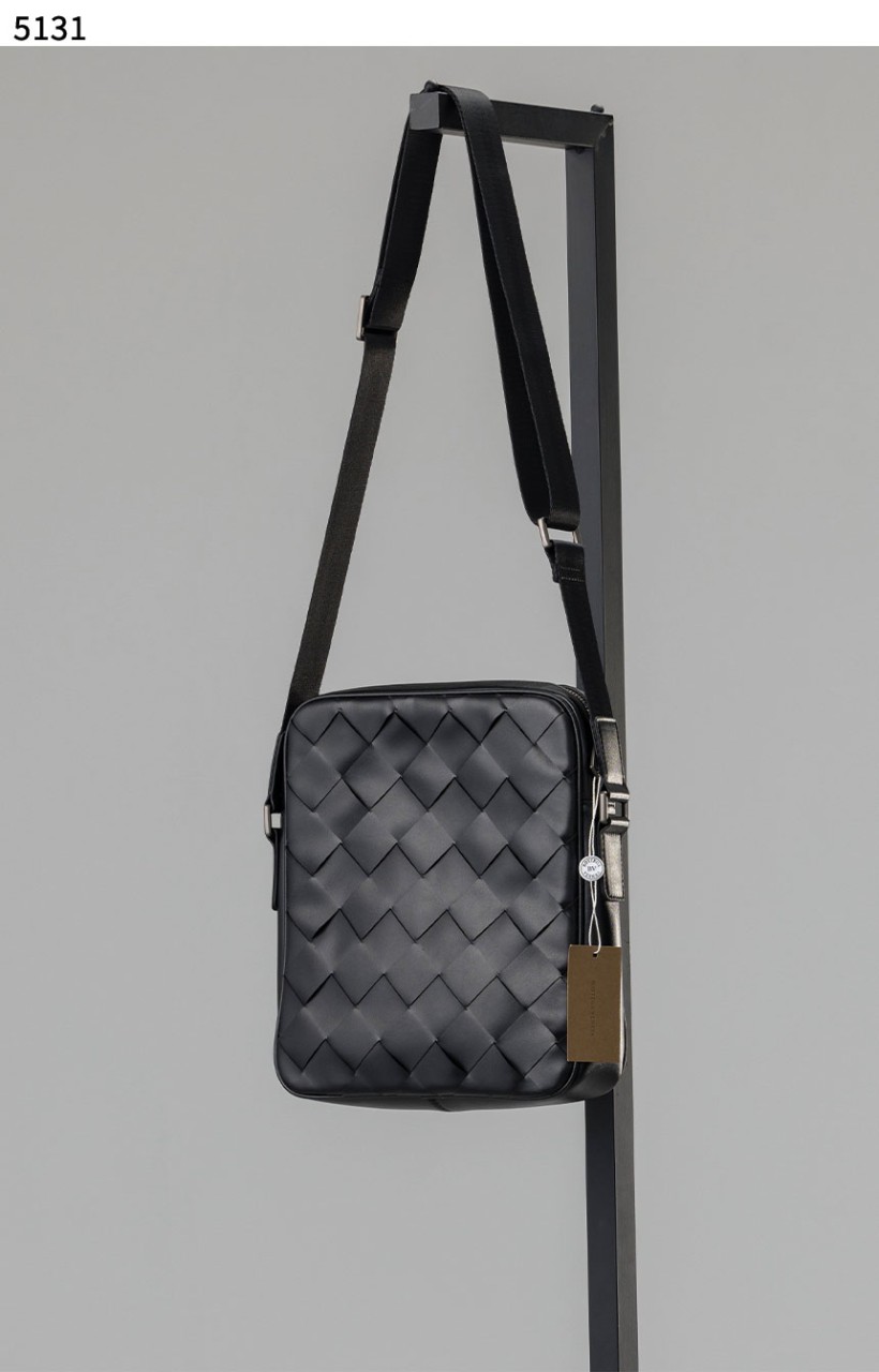 #보테가베네타 [BOTTEGA VENETA] 인트레치아토 클래식 스퀘어 크로스백 신상입고💢  #가방 #5131