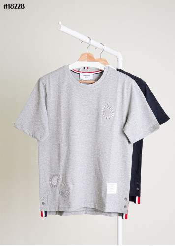 🔆 [THOM BROWNE] 톰브라운 자수 로고 쇼트 슬리브 티셔츠 🔆