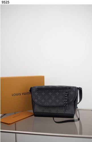 #루이비통 [Louis Vuitton] 펄스 웨어러블 월릿 신상입고💢 #가방 #9525