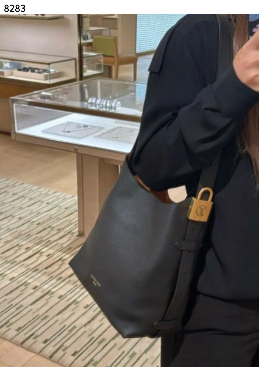 #루이비통 [Louis Vuitton] 수입프리미엄급 로우 키 호보 PM 신상 입고💢 #태그 #가방 #8283