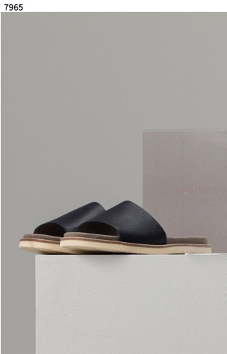 #브루넬로쿠치넬리 [Brunello Cucinelli] 수입프리미엄급 브루넬로 쿠치넬리 싱글 스트랩 suede슬리퍼 세일💢💢💢 #태그 #신발 #7965
