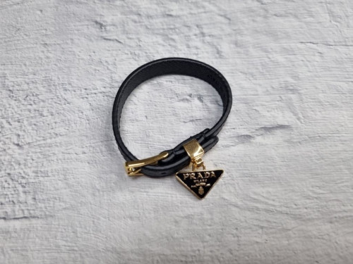 프라다 가죽 블랙 팔찌
