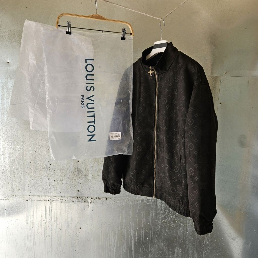 루이비통 모노 디보스드 스웨이드 트랙수트 자켓