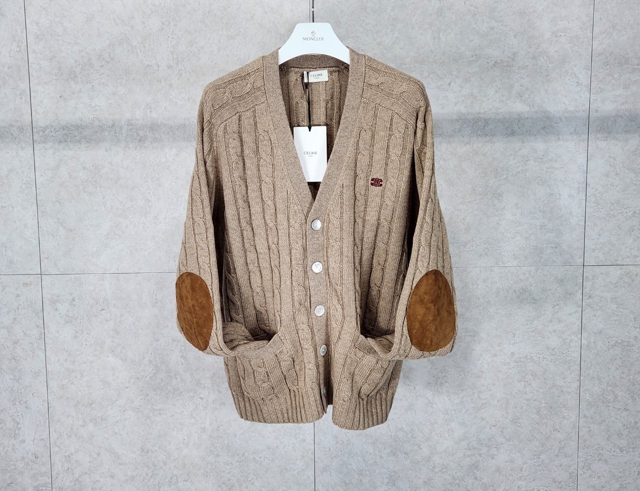 셀*린느 캐시미어 트리옹프 로고 케이블 가디건 입고~