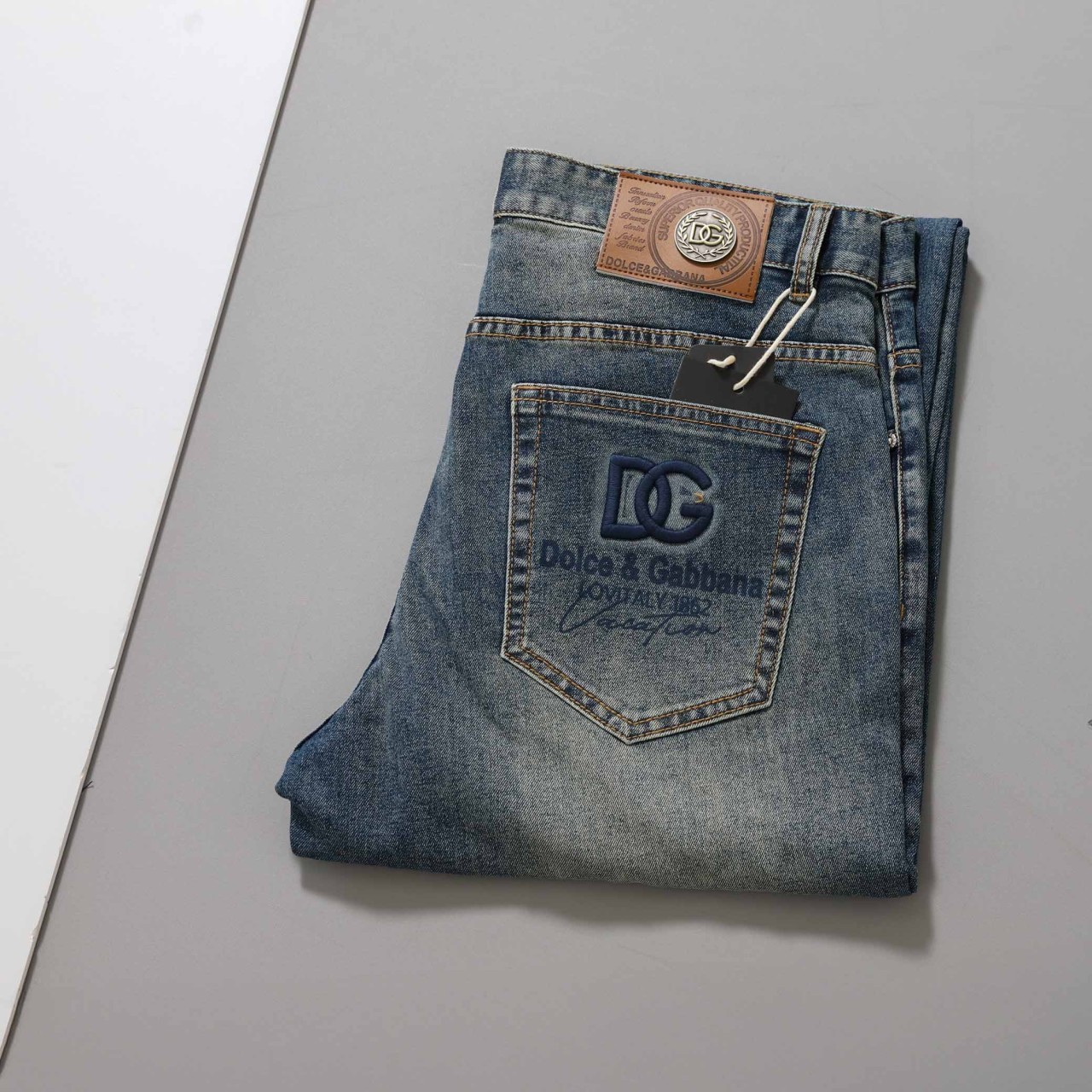 #돌체앤가바나 [ D & G ] 수입 DG 로고 워싱 데님 팬츠 입고💢 #남성하의 #청바지