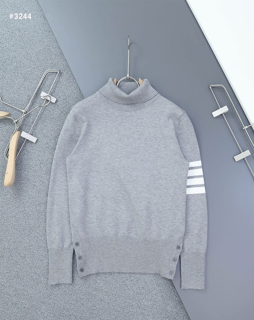 🍀 [THOM BROWNE] 톰브라운 인타르시아 톰 아이콘 콜라보 터틀넥 스웨터 🍀