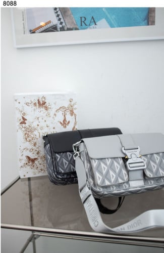 #디올 [Christian Dior] Dior Hit The Road 미니 백 신상입고💢 #가방 #8088