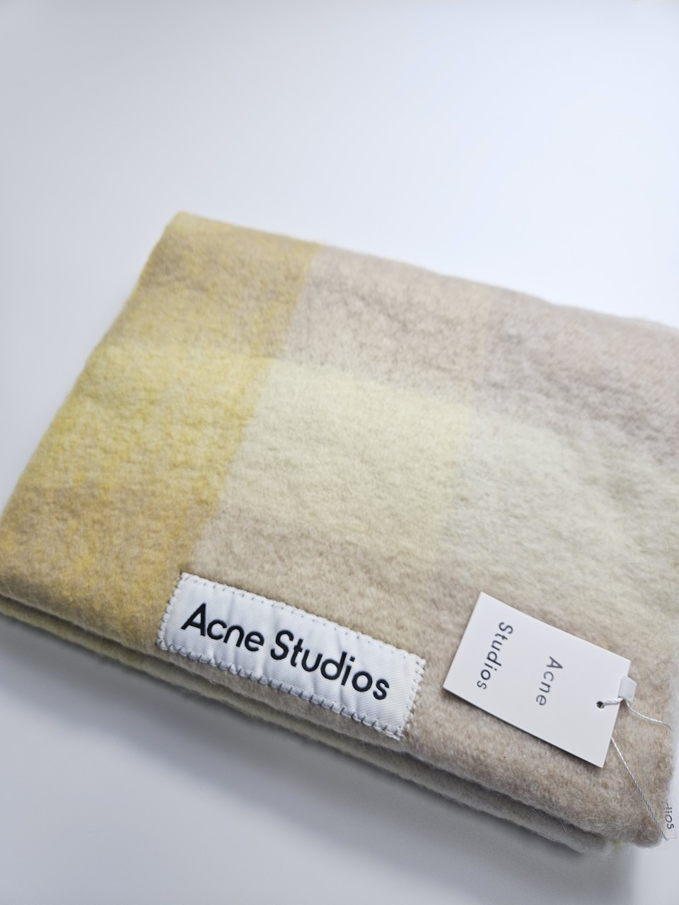 아크네 체크 머플러