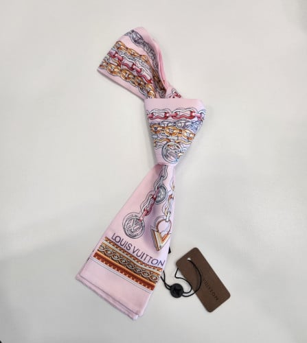 루*이비통 트윌리 스카프 입고~