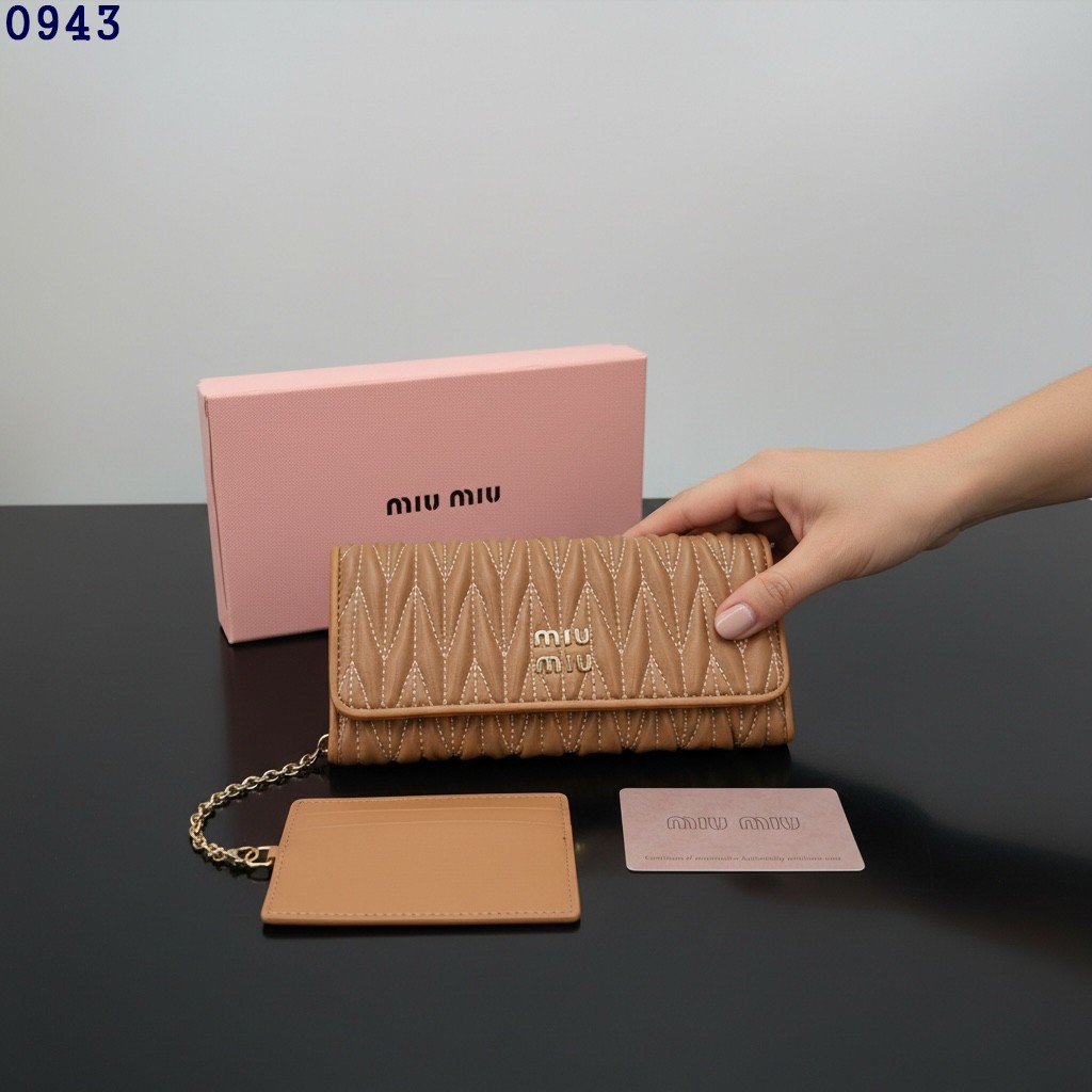 미우미우 0943 마테라쎄 장지갑