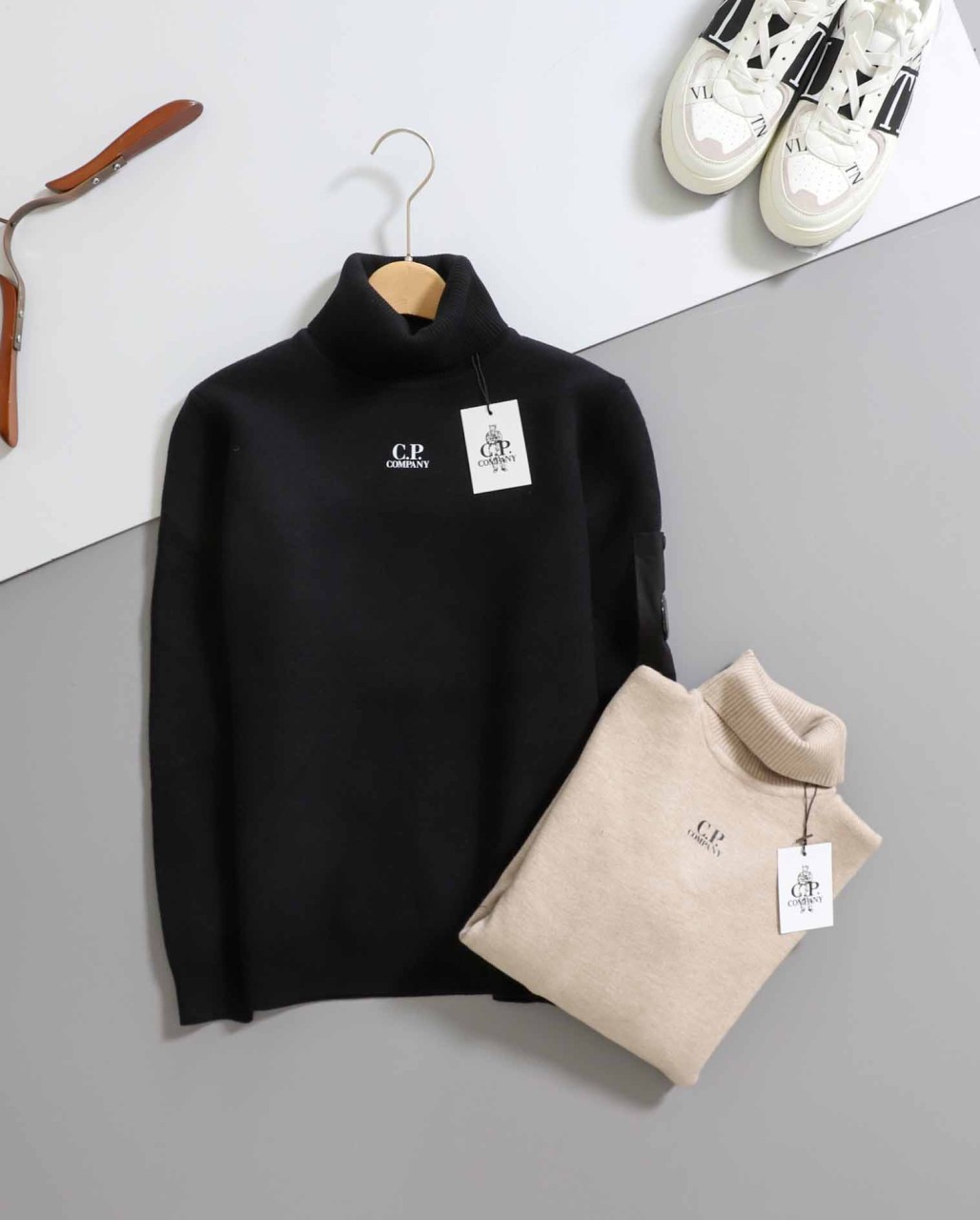#시피컴퍼니 [ C.P ] 로고 포인트 니트 터틀넥 스웨터 입고💢 #남성상의 #터틀넥스웨터