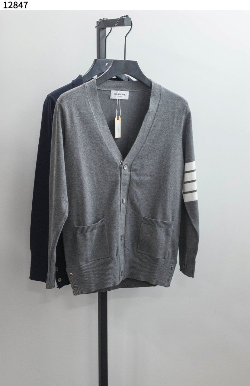 #톰브라운 [Thom Browne] 사선 완장 메리노 울 가디건 신상입고💢 #상의 #니트 #12847