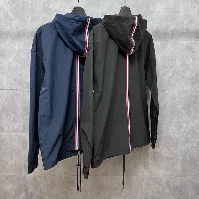 톰브라운 백 스트라이프 바람막이