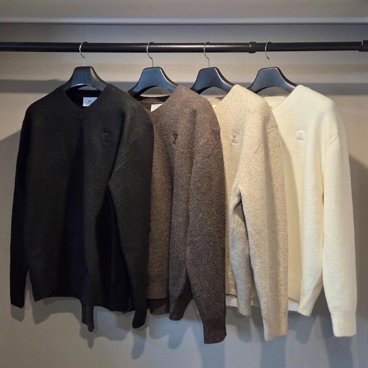 💕 아* 드 꾀흐 까마이외 자수 V넥 울 스웨터