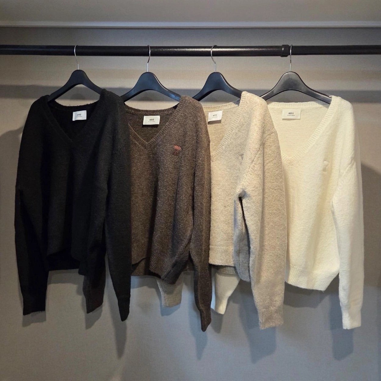 💕 아* 드 꾀흐 까마이외 자수 V넥 울 스웨터 (여성)