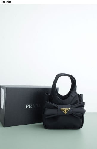 #프라다 [PRADA] 프라다 트라이앵글 로고 리본 장식 패딩 리나일론 미니 토트백 신상입고💢 #가방 #10140