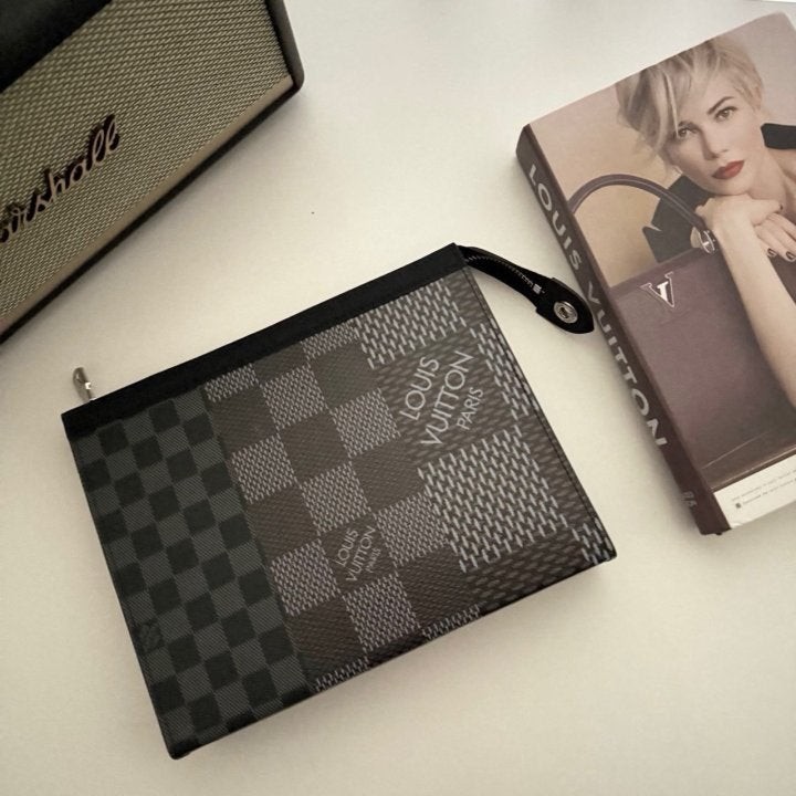 L.V 포쉐트 토일렛 클러치