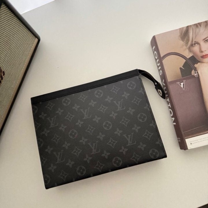 L.V 모노그램 포쉐트 토일렛 클러치