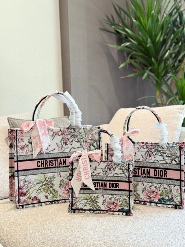 💕 디* 3D자수 쁘렝땅 에테 북 토트백 ( 중36cm )