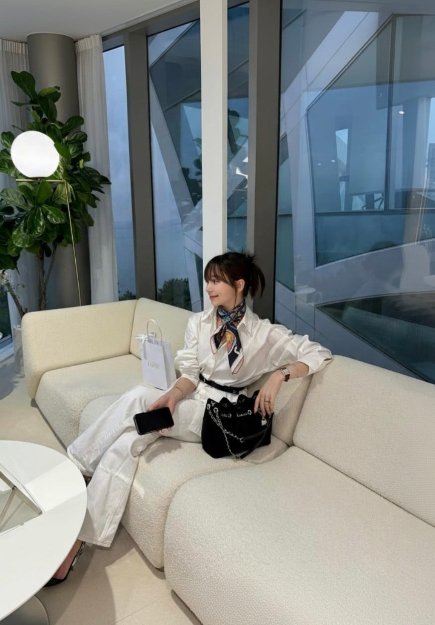 에VVV 식스틴스퀘어 스카프