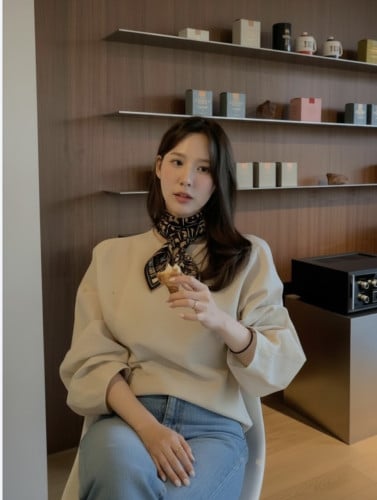 루VVV 골드모노그램 로고 스카프