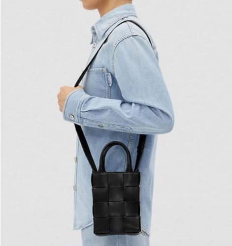 보VV 미니 레더 카세트 토트백 블랙