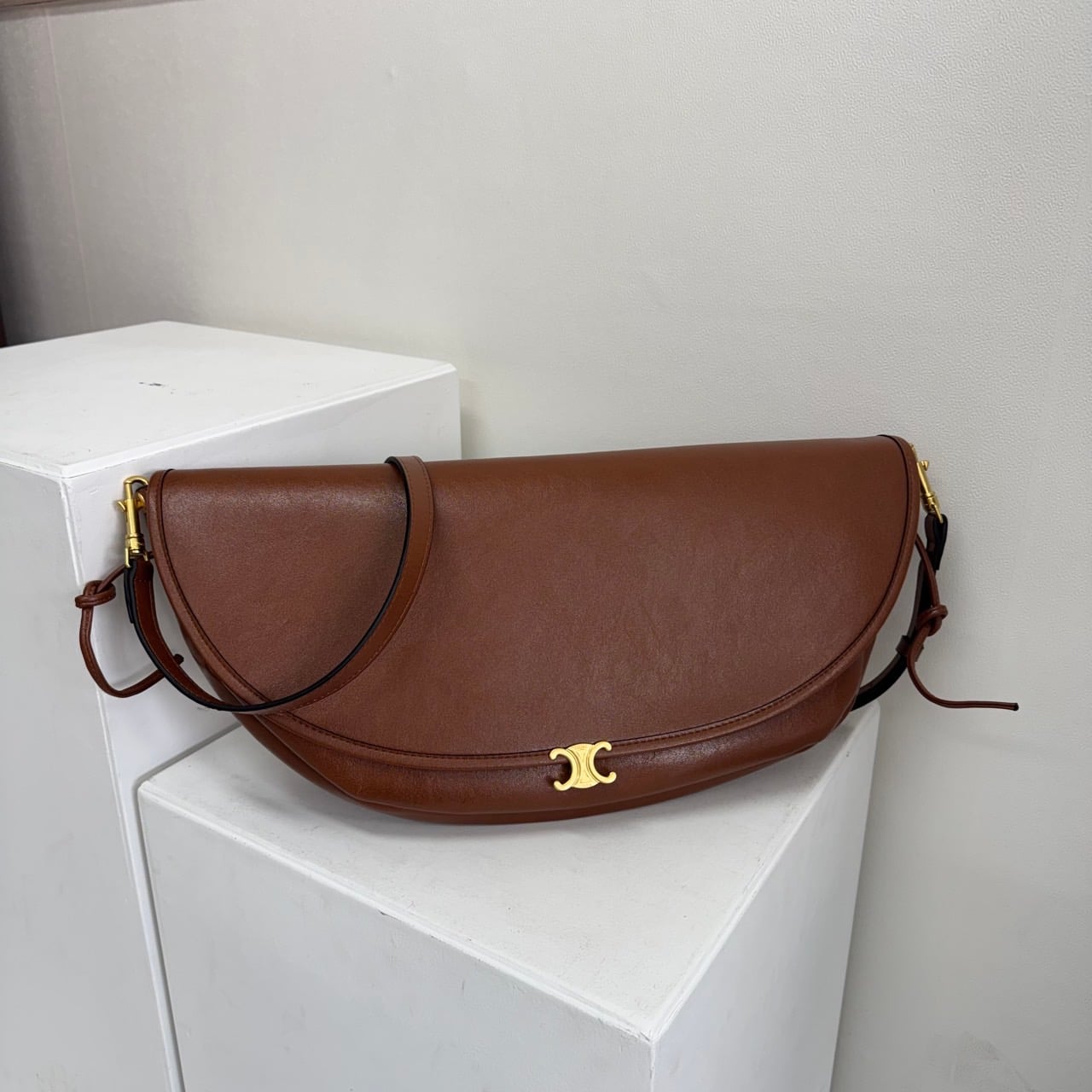 🤴🏻 #셀린느 하프문 트리오페 베사체🤴🏻신상 입고🤴🏻