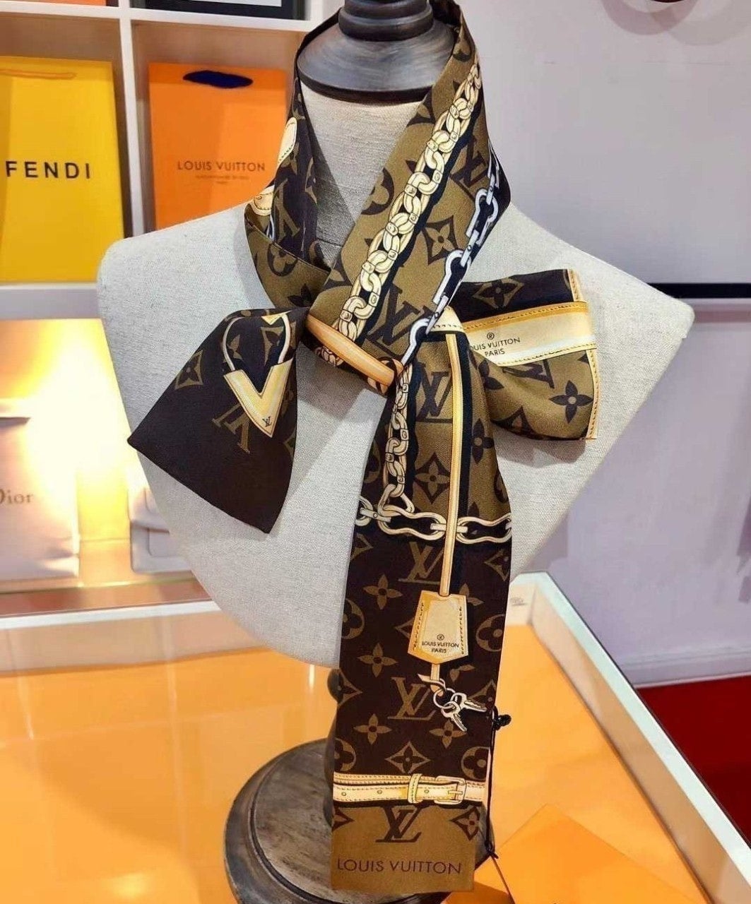 💕 루* 모노그램 컨피덴셜 방도 스카프 (브라운)