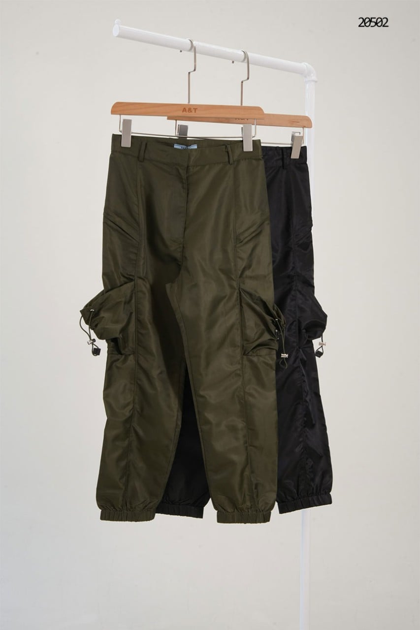 🔆 [PRADA] 프라다 메탈 로고 셔링 포켓 나일론 카고 조거 팬츠 🔆