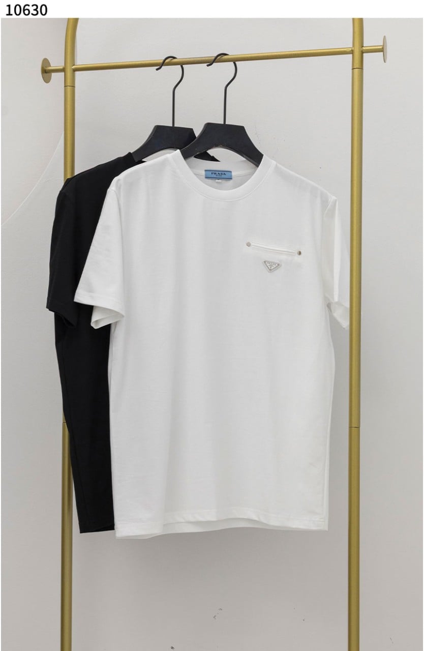 #프라다 [PRADA] 프라다 삼각로고 가슴 포켓 티셔츠 신상입고💢 #상의 #티셔츠 #10630